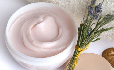 Crema de base natural para cuerpo y cara