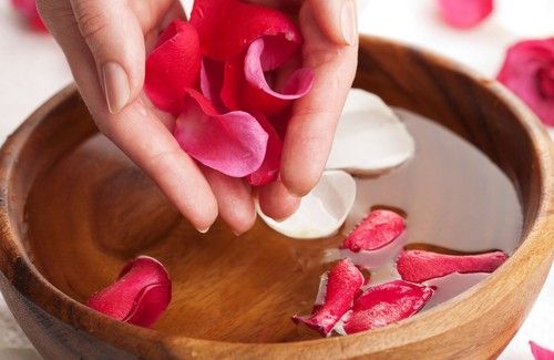 Ingrediente en cosmética agua de rosas