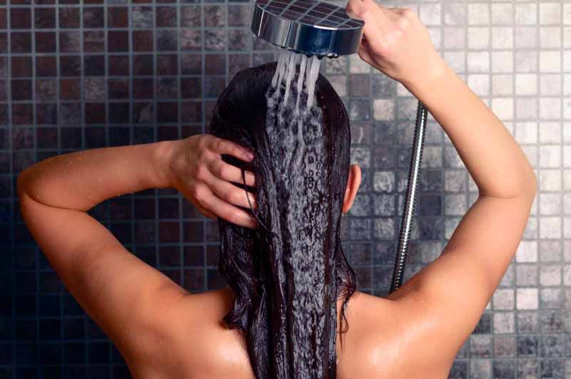 Cómo aclarar el pelo con agua