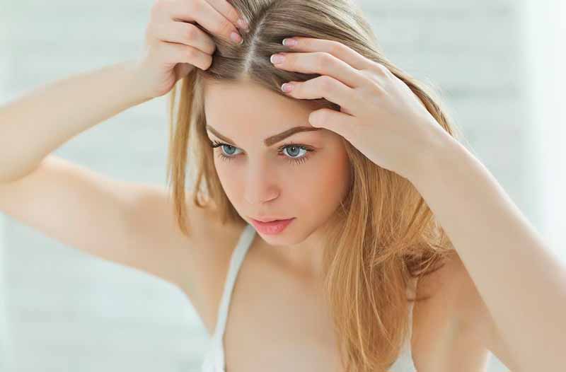 Cómo esconder las raíces oscuras del cabello entre retoque y retoque 7  sencillas pero muy efectivas maneras  Elysian Makeup