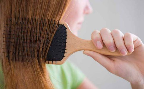Cómo eliminar la laca del pelo