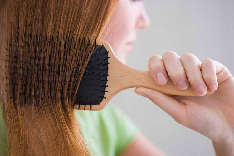 Cómo eliminar el exceso de laca del pelo